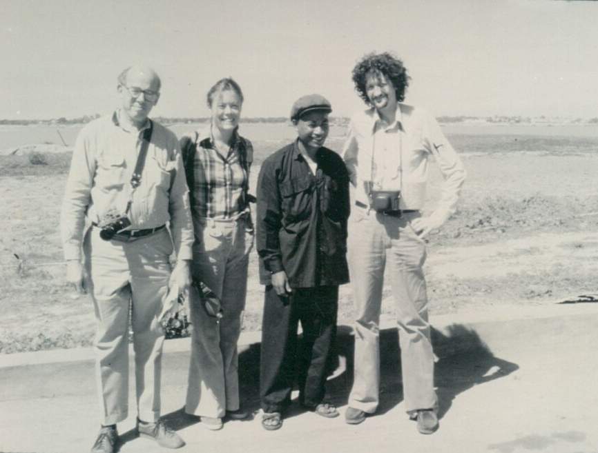 Малколм Колдвел (десно) со Мајкл Дадман, Елизабет Бекер и нивниот кмерски телохранител, 1978
