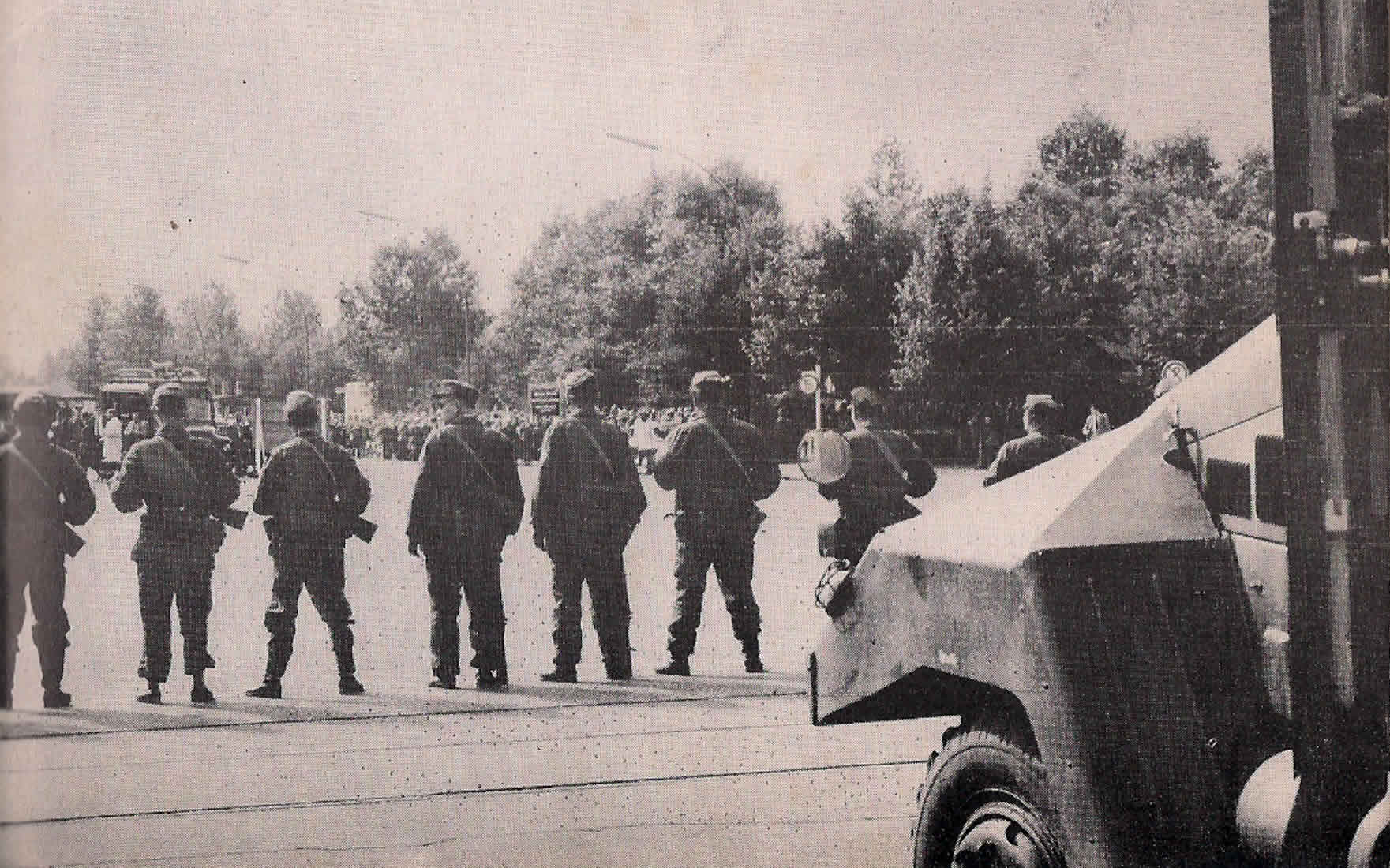 13 de Agosto de 1961: operários agrupados em milícias asseguram, juntamente com os guardas fronteiriços, a fronteira estatal da RDA e criam as condições para protecção contra a ingerência, a espionagem, o contrabando e a sabotagem organizados pelos círculos imperialistas anticomunistas