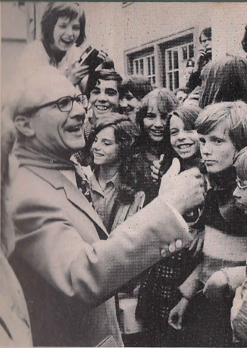 O primeiro secretário do Comité Central do Partido Socialista Unificado da Alemanha, Eric Honecker, foi saudado calorosamente em Agosto de 1974, no maior campo de Verão, a República de Pioneiros «Wilhelm Pieck», situado na vizinhança do lago Werbellin