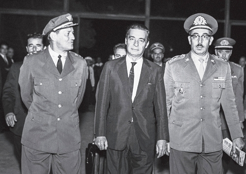 Senador Auro de Moura Andrade, que que declarou vaga a presidência da República, logo se chocaria com os militares.