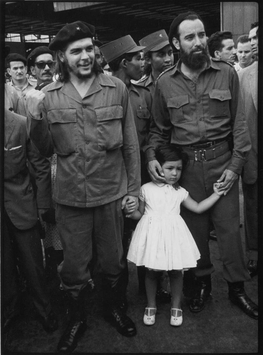Che - 1960: Segurando a mo da sua filha, Hildita, quando ela tinha quatro anos. O camarada Antonio Nuez Jimnez segura a outra mo