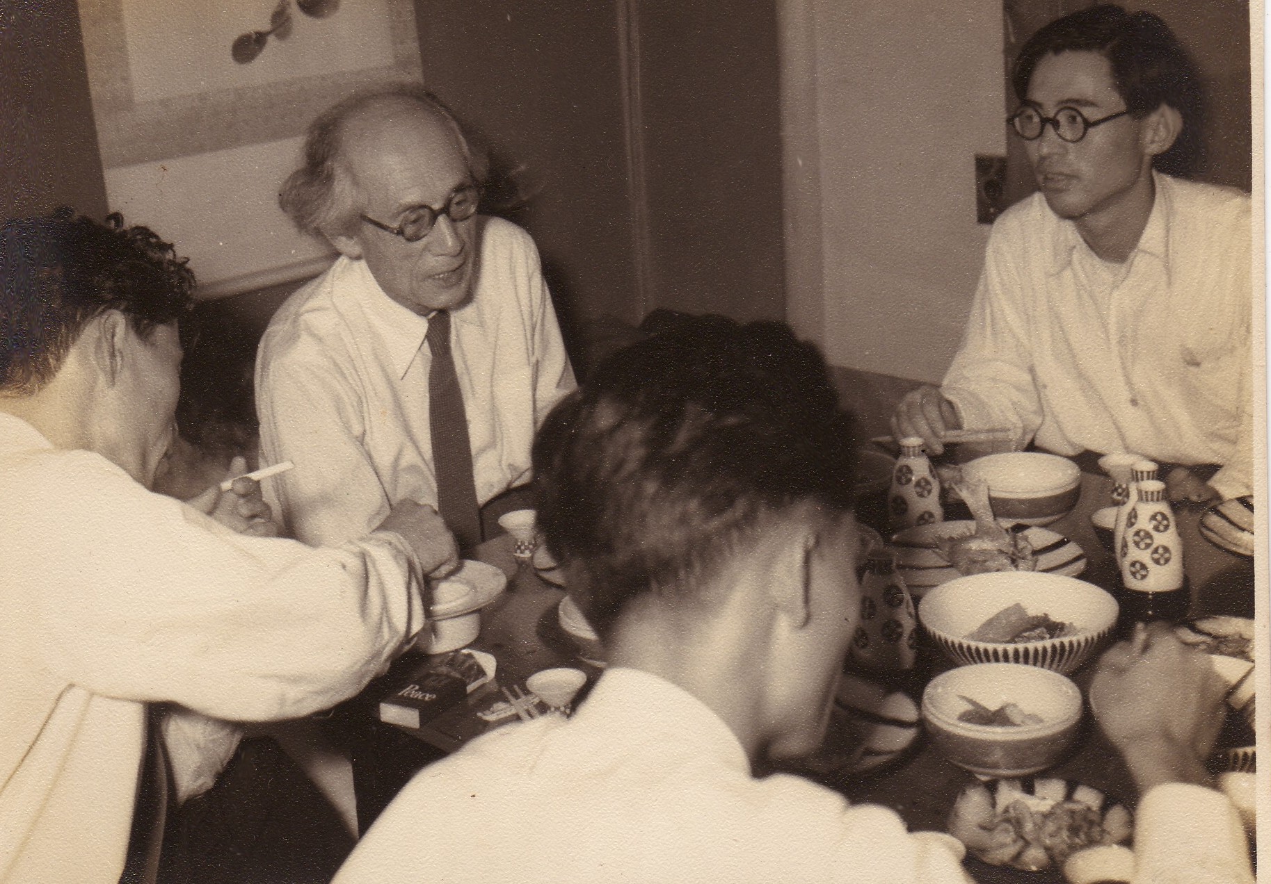 Kuruma and others at a table, eating
