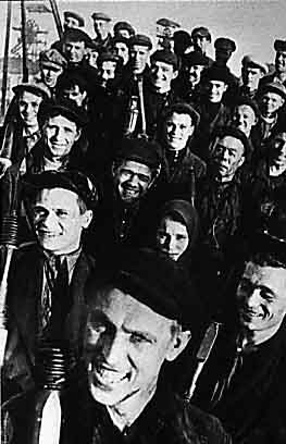 1935 : le mineur Stakhanov et ses collègues