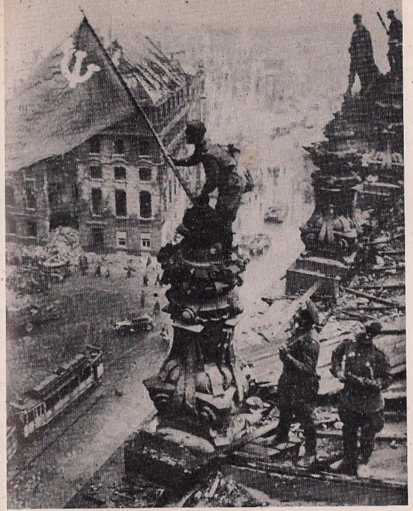A hora da libertação: a 30 de Abril de 1945 as tropas soviéticas entraram em Berlim. A bandeira soviética içada no edifício do Reichstag é o testemunho da vitória sobre o fascismo