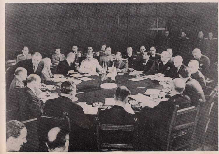 Os ministros das Relações Exteriores dos Estados da coligação anti-hitleriana reunidos de 17 de Julho a 2 de Agosto de 1945 no Palácio Cecilienhof assinaram o acordo de Potsdam onde constam as decisões fundamentais para a edificação de um estado alemão pacífico e democrático de acordo com o Direito Internacional (na fotografia: ao centro Estaline, à direita Truman e à esquerda Attlee)