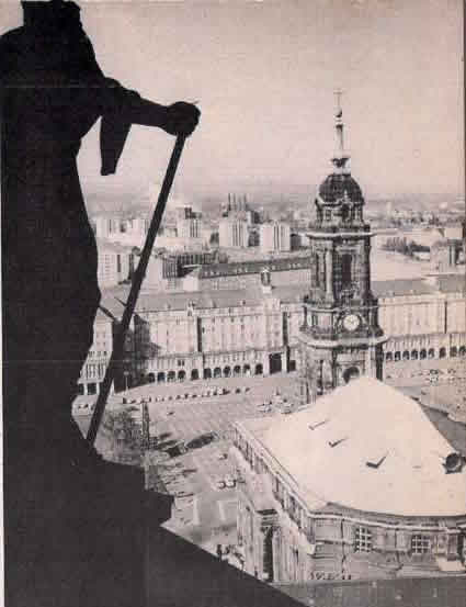 A cidade de Dresden ressurgida das ruínas. Na fotografia: uma vista do velho mercado com a igreja de Santa Cruz em primeiro plano