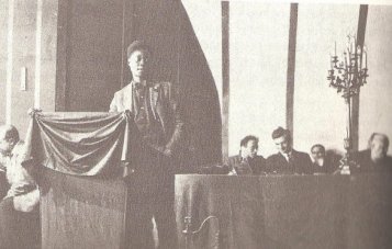 O comunista estadunidense Claude McKay discursa no 4º Congresso da IC em Moscou (1922)