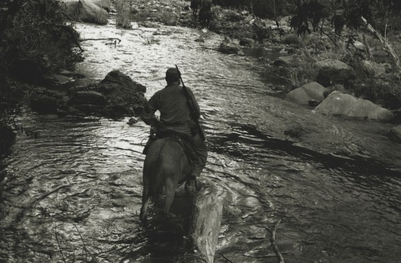 Fidel cruza um rio na sierra maestra