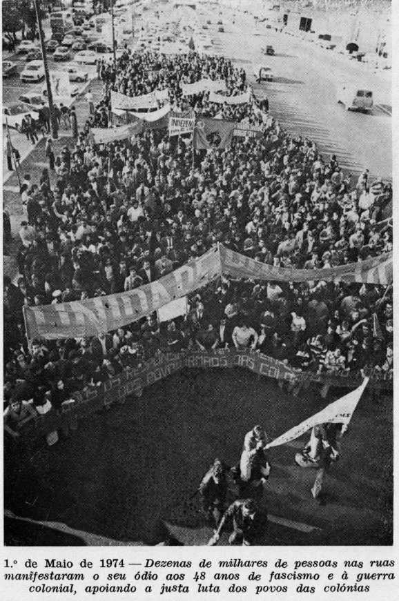 1.º de Maio de 1974 — Dezenas de milhares de pessoas nas ruas manifestaram o seu ódio aos 48 anos de fascismo e à guerra colonial, apoiando a justa luta dos povos das colónias