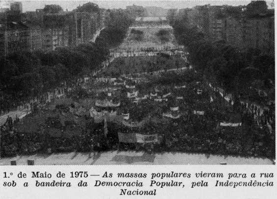 1.º de Maio de 1975 — As massas populares vieram para à rua sob a bandeira da Democracia Popular, pela Independência Nacional